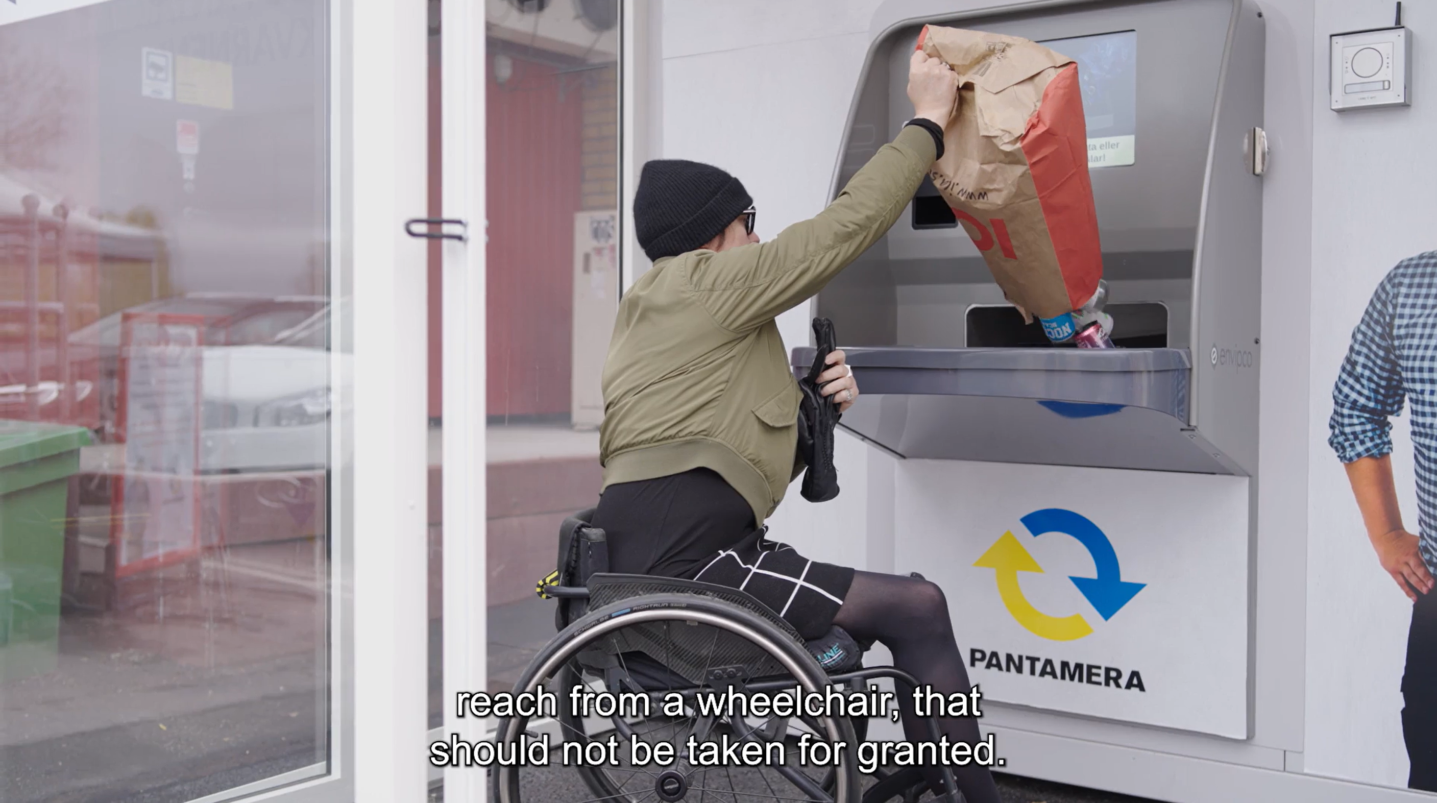 Cliente utilizando una máquina de retorno de envases RVM en un supermercado