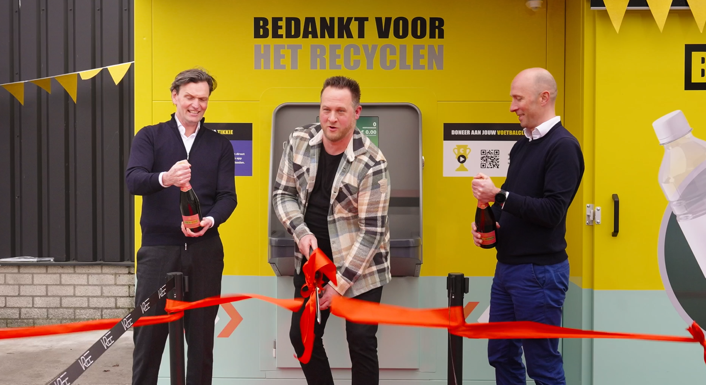 photo bungas cut ribbon
